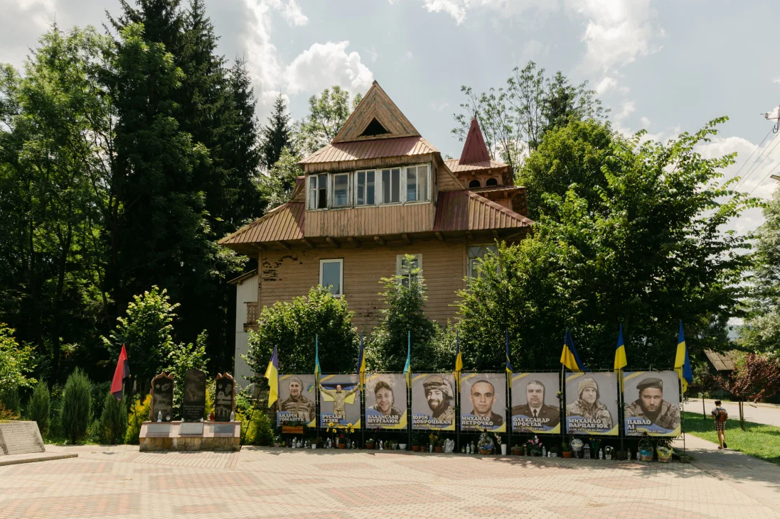У самому центрі Ворохти є меморіал 13 місцевим загиблим захисникам. Фото: Михайло Мельниченко / «Бабель»