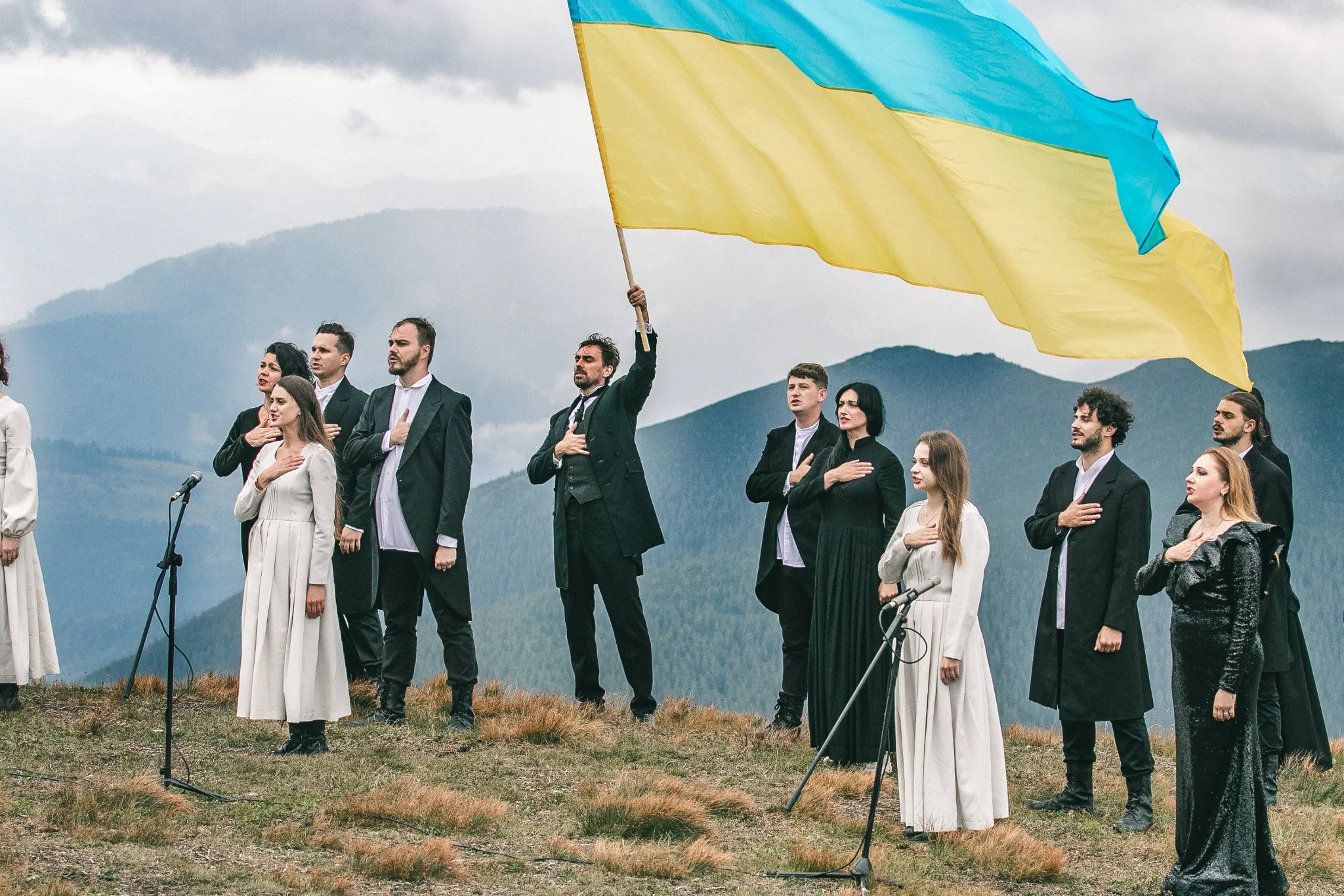 Починаючи з 2020 року, актори обласного театру виступають на висоті 2028 метрів. Фото: Богдан Савлюк і Юрій Паливода