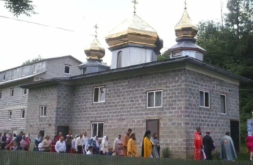 На захопленій ділянці розташовані десять об'єктів капітального будівництва та вісім об'єктів малої архітектурної форми