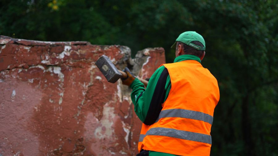Процес демонтажу панно вимагає значних зусиль