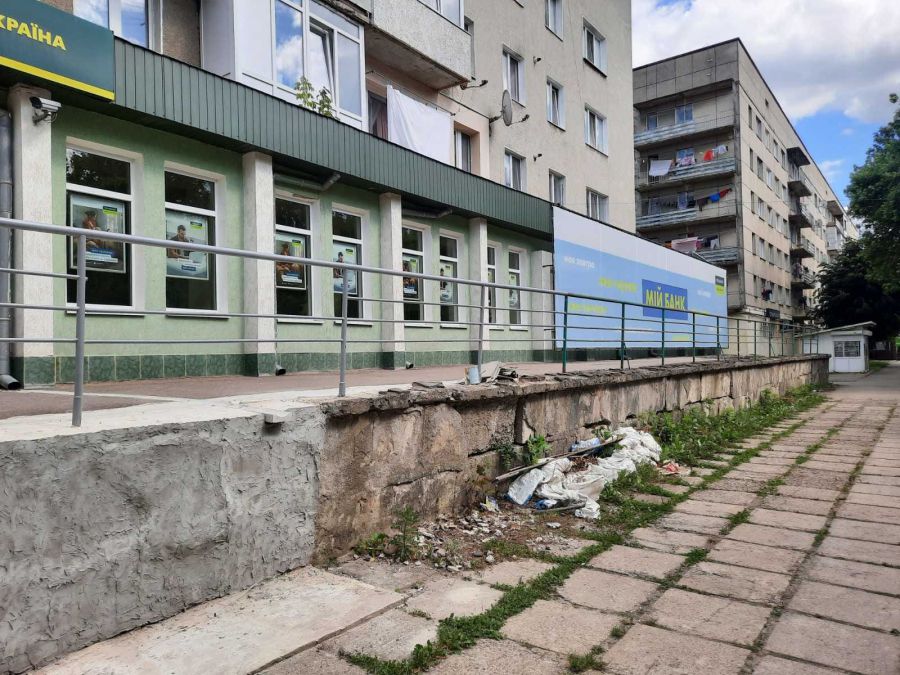 Вивезли залишки будматеріалів, які були біля відділення "Ощадбанку" 