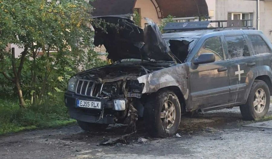 Двом братам вдалося підпалити у Долині військові автомобілі