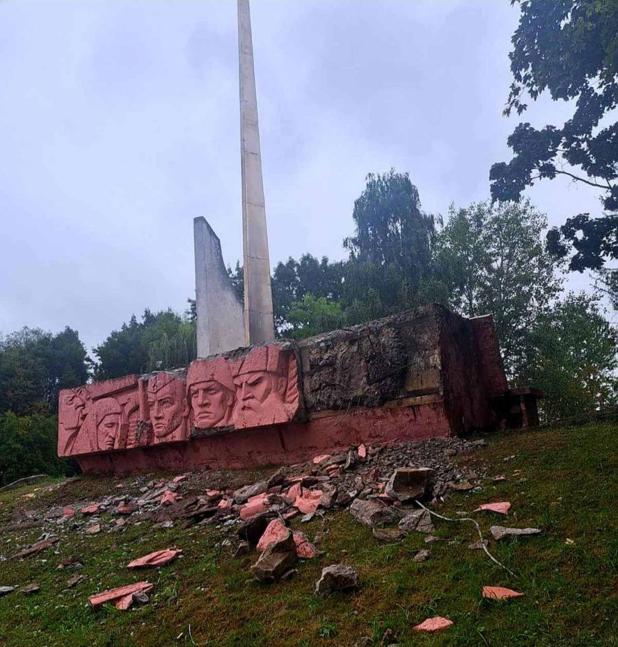 На Пагорбі Слави демонтували кам’яне панно та стерли надпис «1941—1945» на стелі