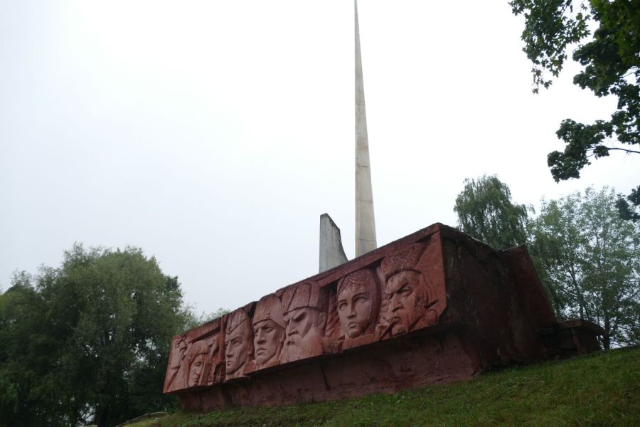 Символом меморіалу є 26-метровий бетонний обеліск у формі штика. Фото: Калуська міська рада