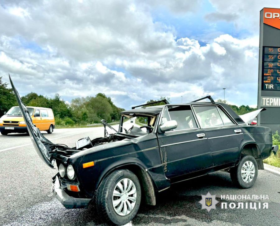 Водій ВАЗу виїхав на зустрічну смугу руху