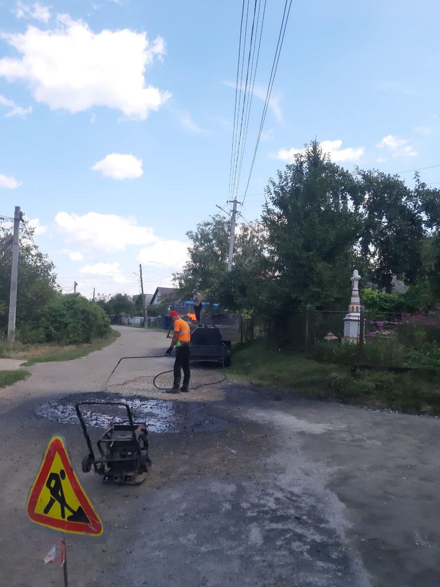 "Калушавтодор" виконує ямковий ремонт доріг у Хотіні