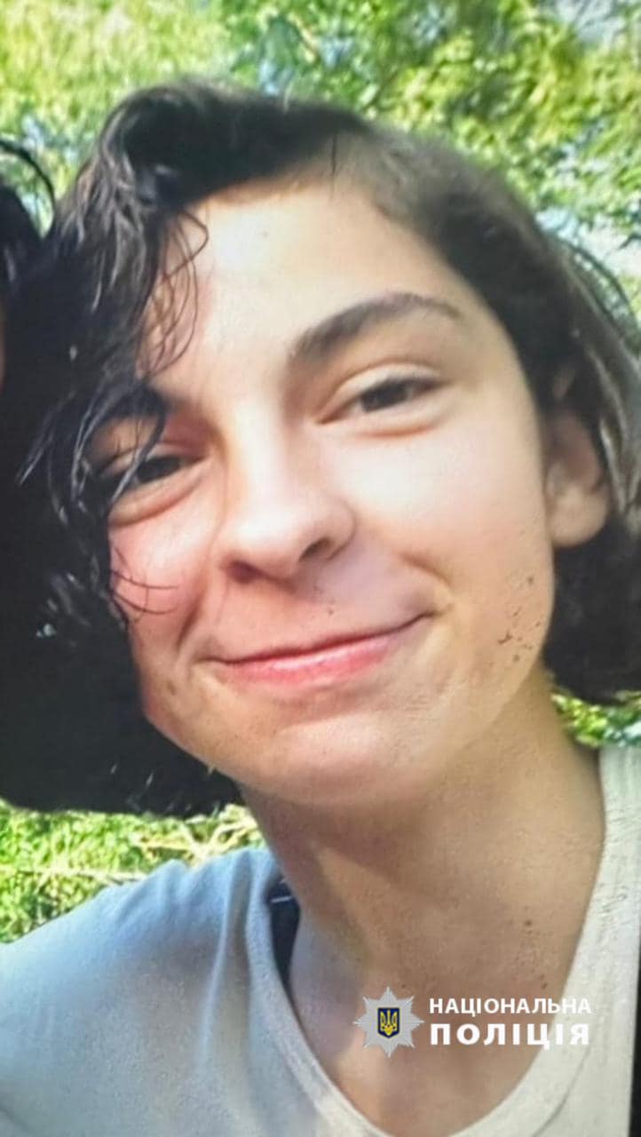 Дівчина була одягнена у чорну сукню з жовтими квітами