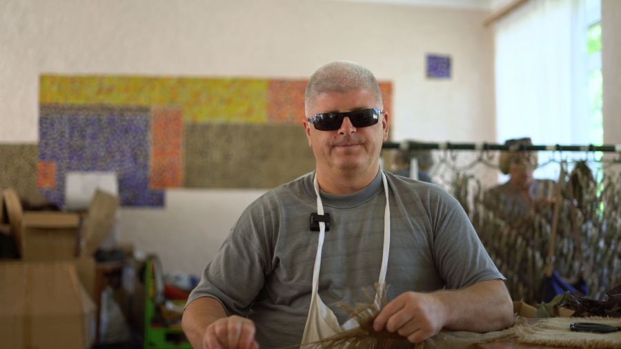 50-річний калушанин Микола Бойчук волонтерить тут уже понад два роки. Себе жартома називає завідувачем мішків