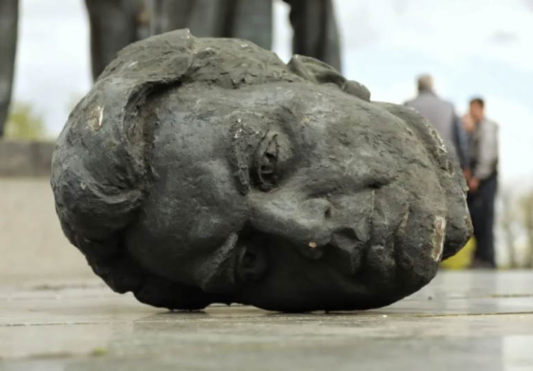 Ілюстроване фото. Пам’ятник з центру Боднарова мали прибрати після отримання результатів експертизи  останків