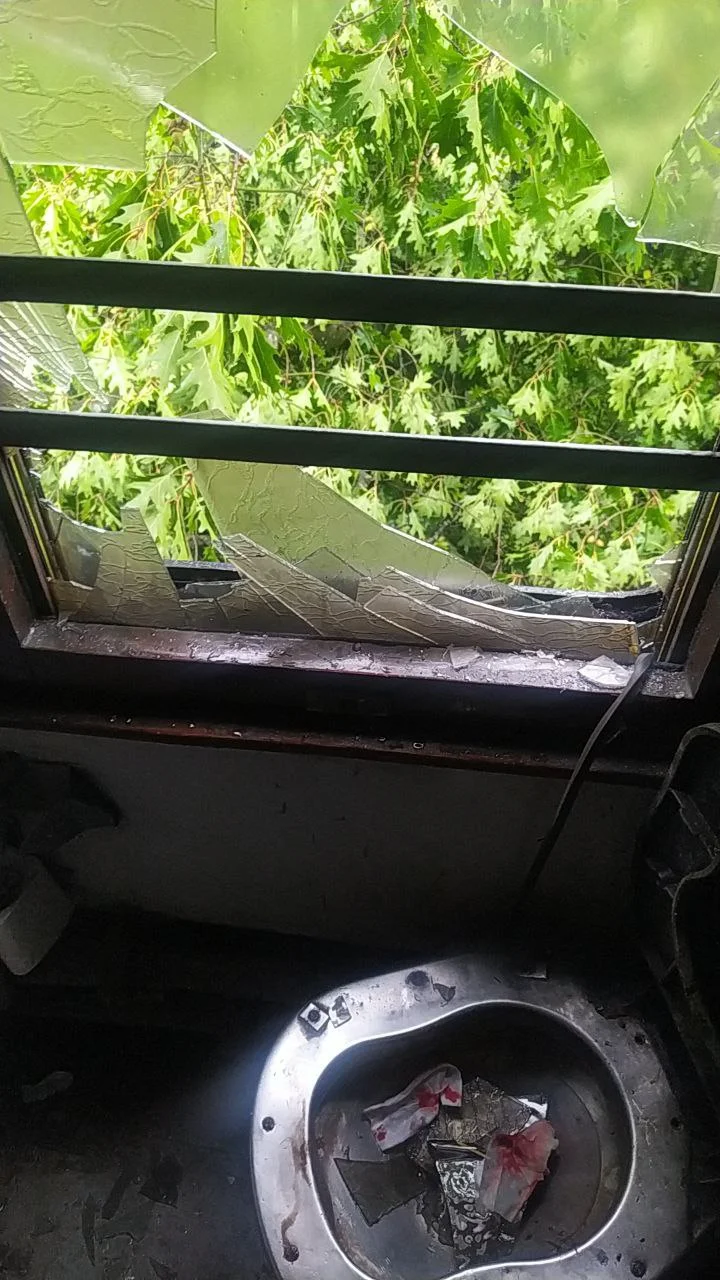 Чотирьох пасажирів із різаними травмами забрала "швидка". Фото: Мій Івано-Франківськ/Telegram