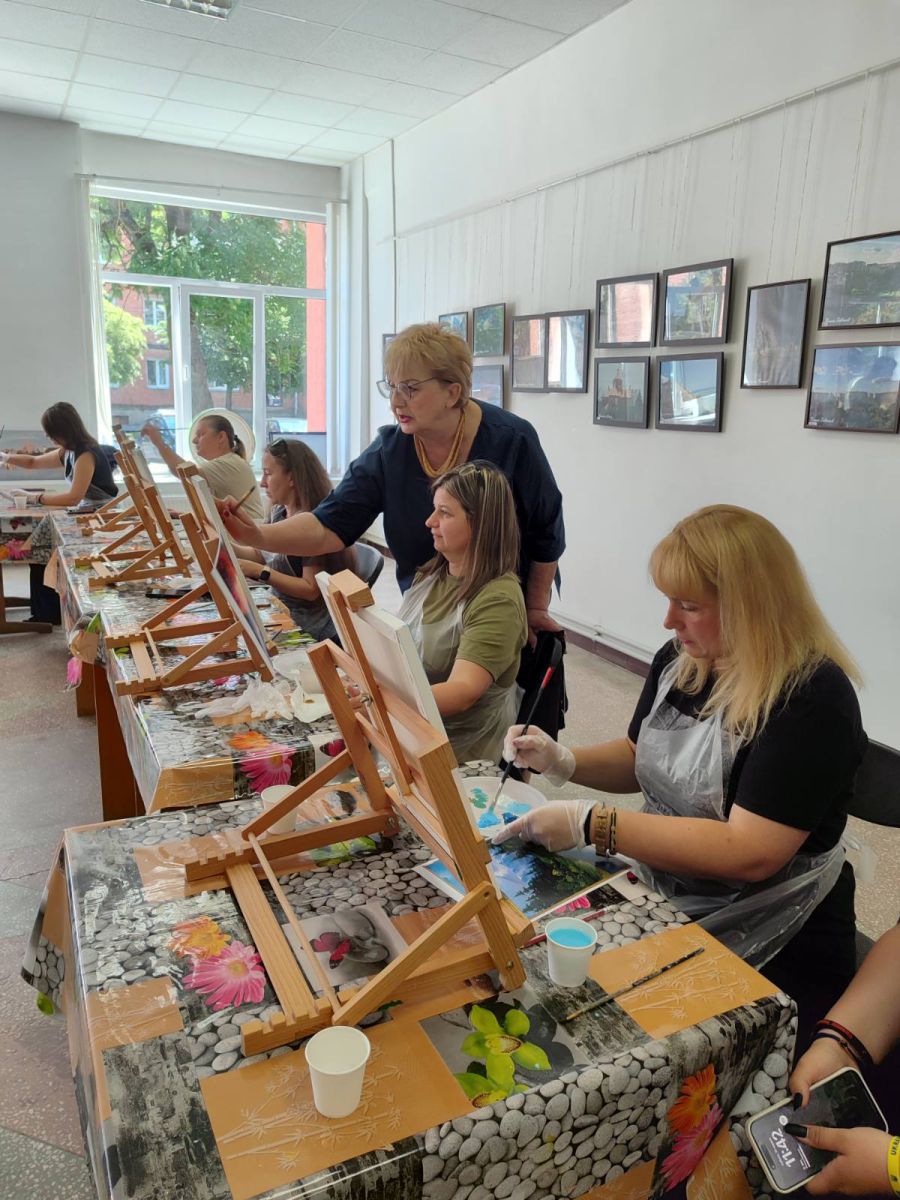 Допомагали творити художниці Лілія Бучак, Вікорія Гречко та Ольга Чолінська