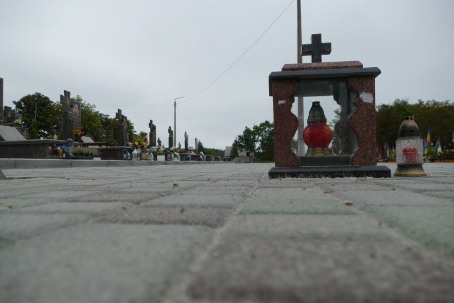 Доглядають за усім господарством на міському цвинтарі 17 людей