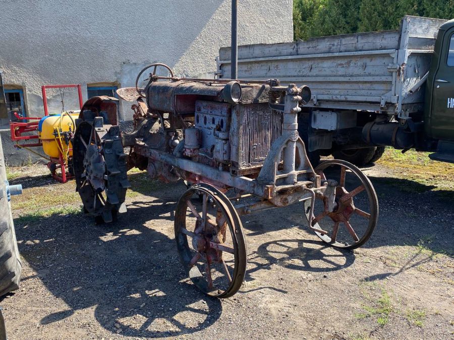 Тепер трактор "Універсал-2" є цінним надбанням Городенківського ліцею