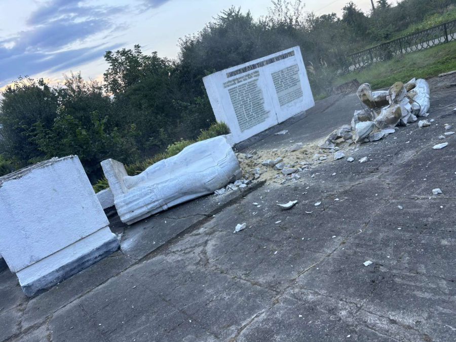 У Галицькій громаді демонтували останні згадки тоталітарної радянської доби