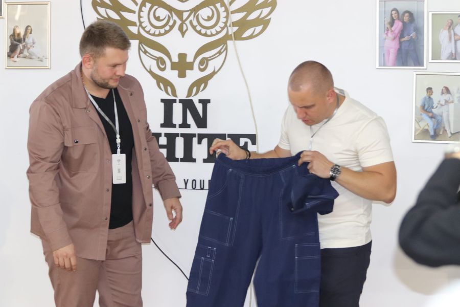 Костюм подарував для музею лікар, військовий медик, хірург з "Азовсталі" Денис Гайдук