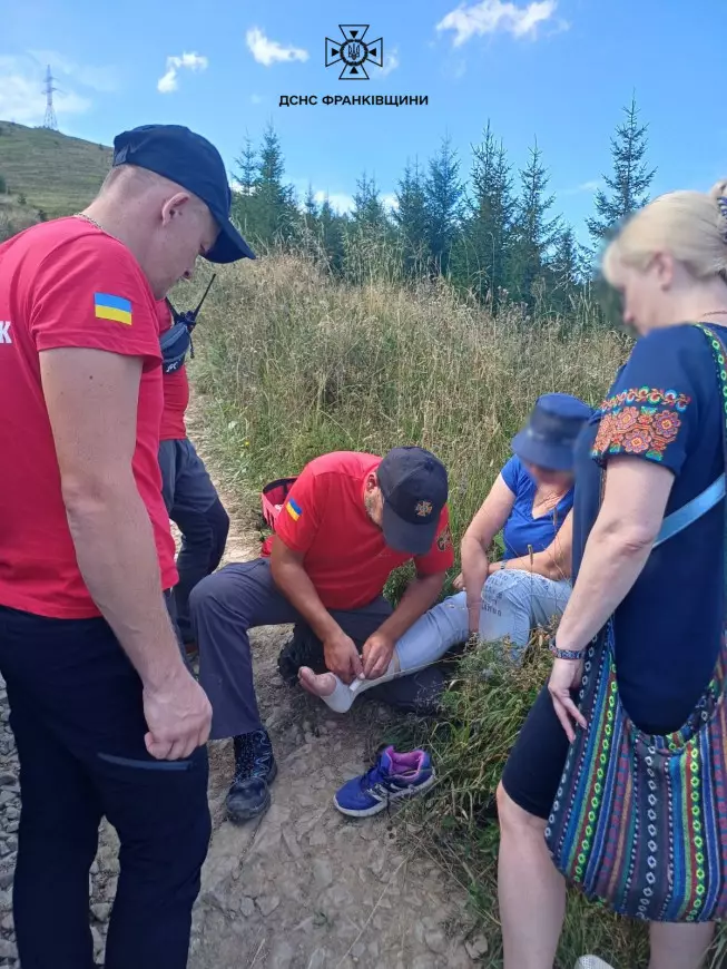 Рятувальники, прибувши до місця знаходження травмованої туристки, надали їй домедичну допомогу