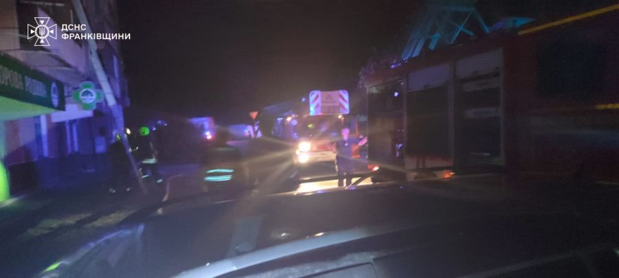  До ліквідації пожежі було залучено 38 рятувальників та 8 одиниць спецтехніки