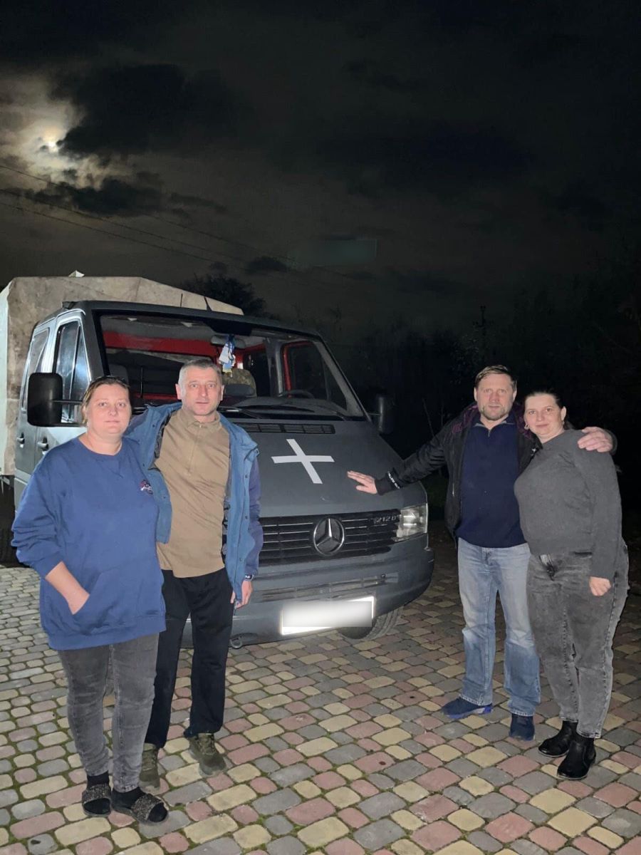 Василь Олійник і Юрій Олексюк загинули під час бойового завдання на Запоріжжі. На фото: Захисники зі своїми дружинами