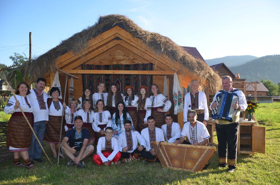 Концертна програма завершилася вже всім відомою піснею «Ой у лузі червона калина»