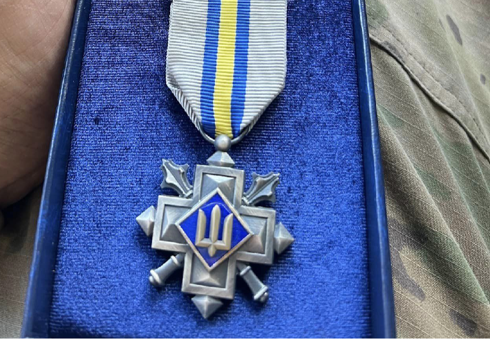 Ілюстроване фото. Нагрудним знаком "Срібний хрест" нагороджують за успішну реалізацію завдань у бою