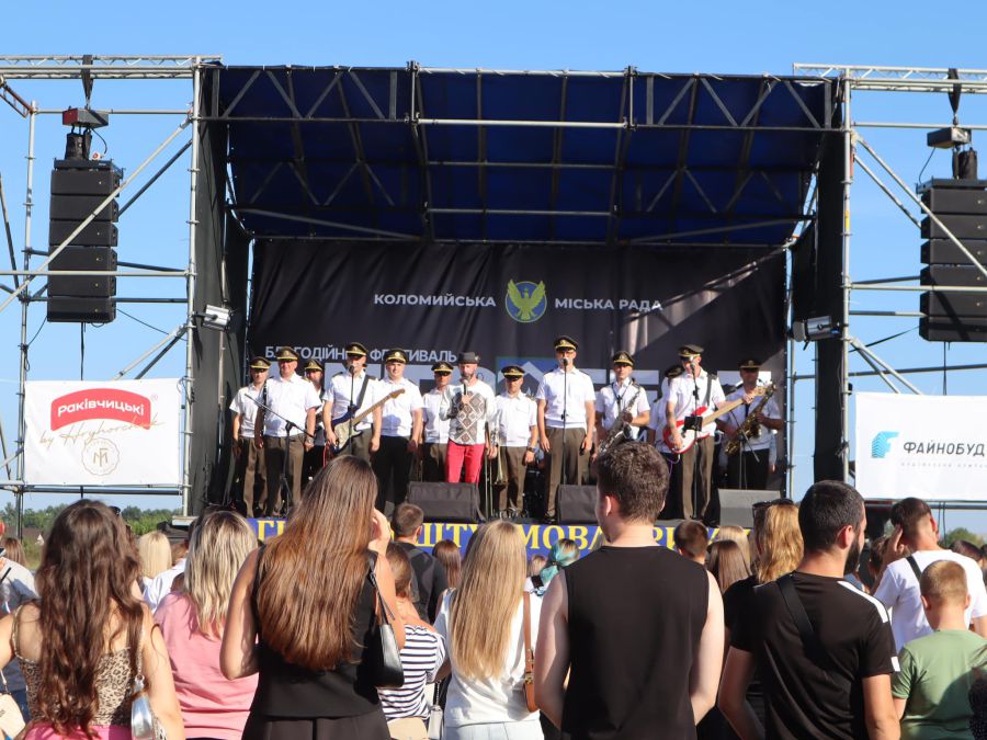 У рамках фестивалю відбулися виступи виконавців, а також благодійний аукціон. Фото: Коломийська міська рада