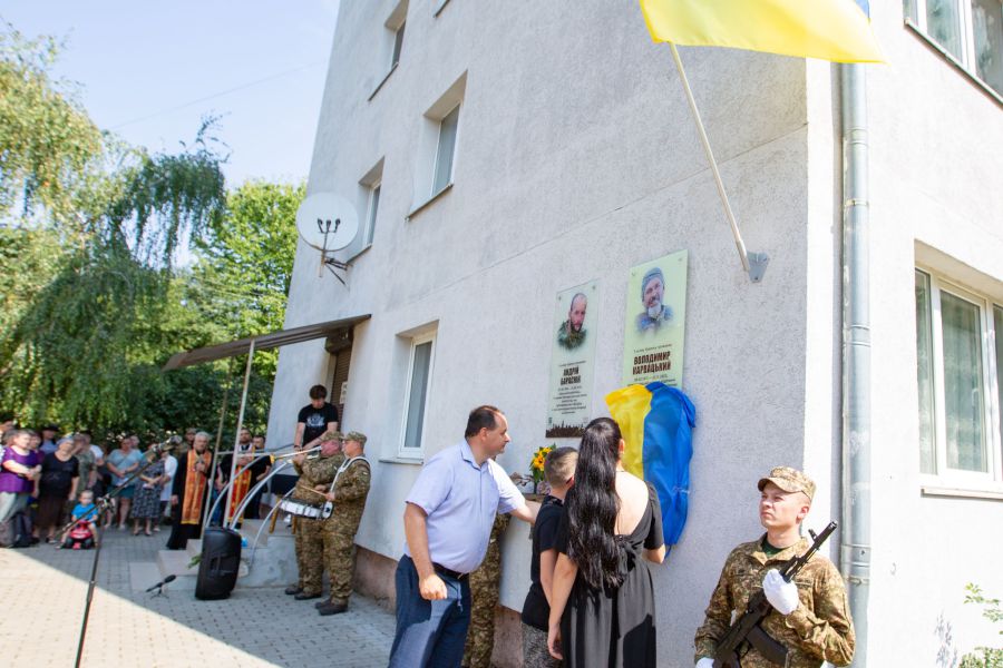 Коли почалася Велика війна в Україні, Володимир Карвацький, маючи 50 років, почав оббивати пороги військкоматів