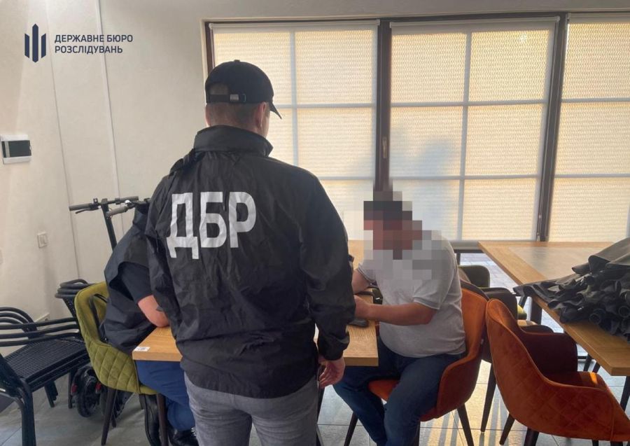 Наразі вирішується питання щодо обрання підозрюваному запобіжного заходу