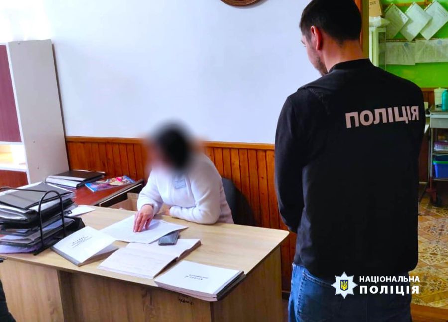 Директорку звинувачують в отриманні хабарів, виготовленні довідок для ухилянтів і розкраданні бюджетних коштів