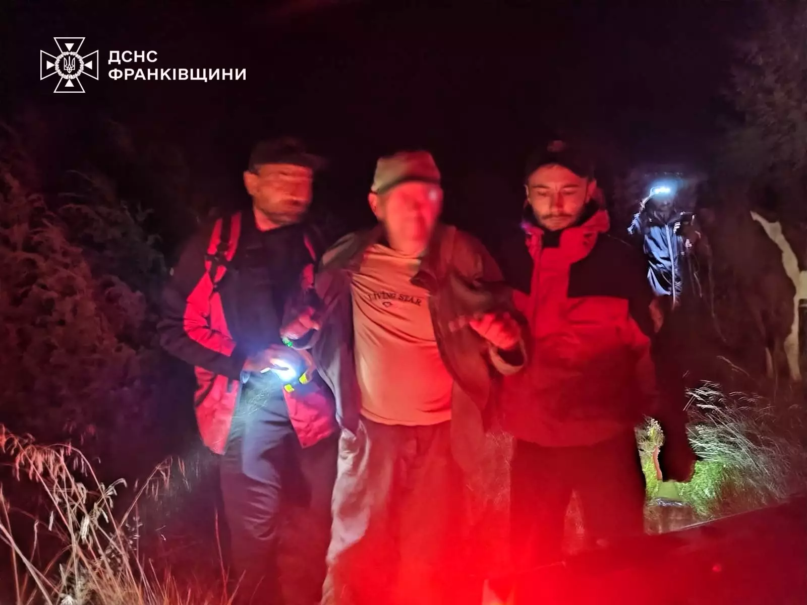 Змія укусила чоловіка за ногу