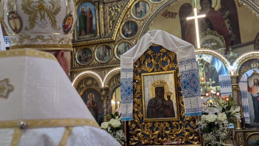 Прощу до цієї великої святині розпочали з молитви на вервиці та святкової Архієрейської Літургії