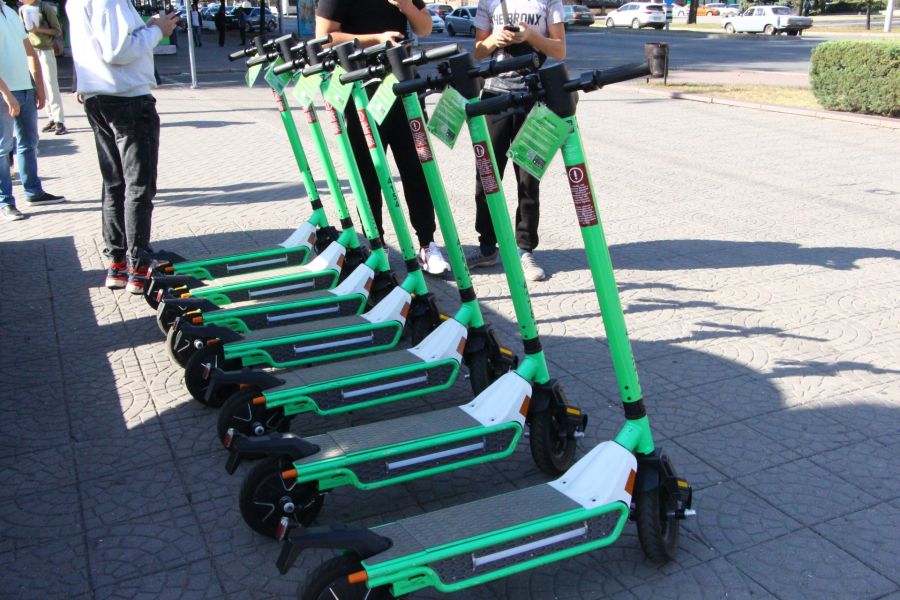 Ілюстроване фото. У петиції зазначається, що самокати на пішохідних зонах і тротуарах створюють небезпеку для пішоходів