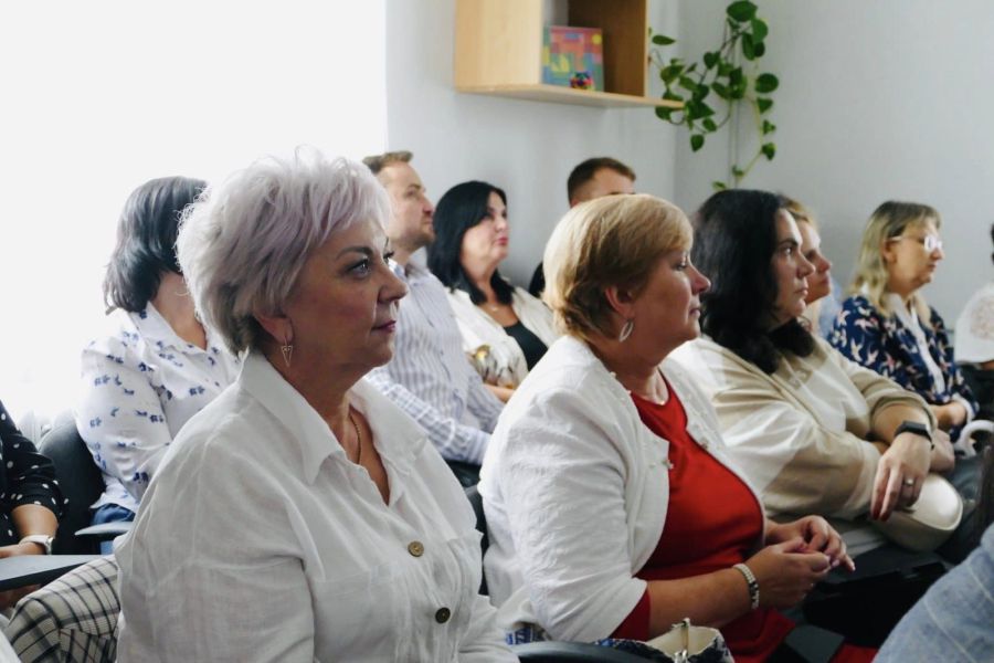 Закуплено телевізор, чотири ноутбуки, принтер, зручні стільці із відкидними столиками, дрібну оргтехніку