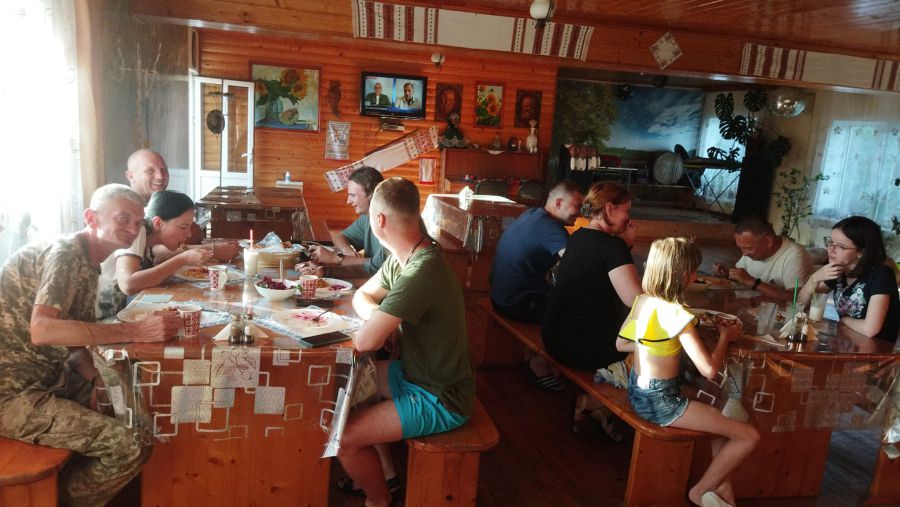 Усі збирались разом та знаходили спільні теми для дружнього спілкування