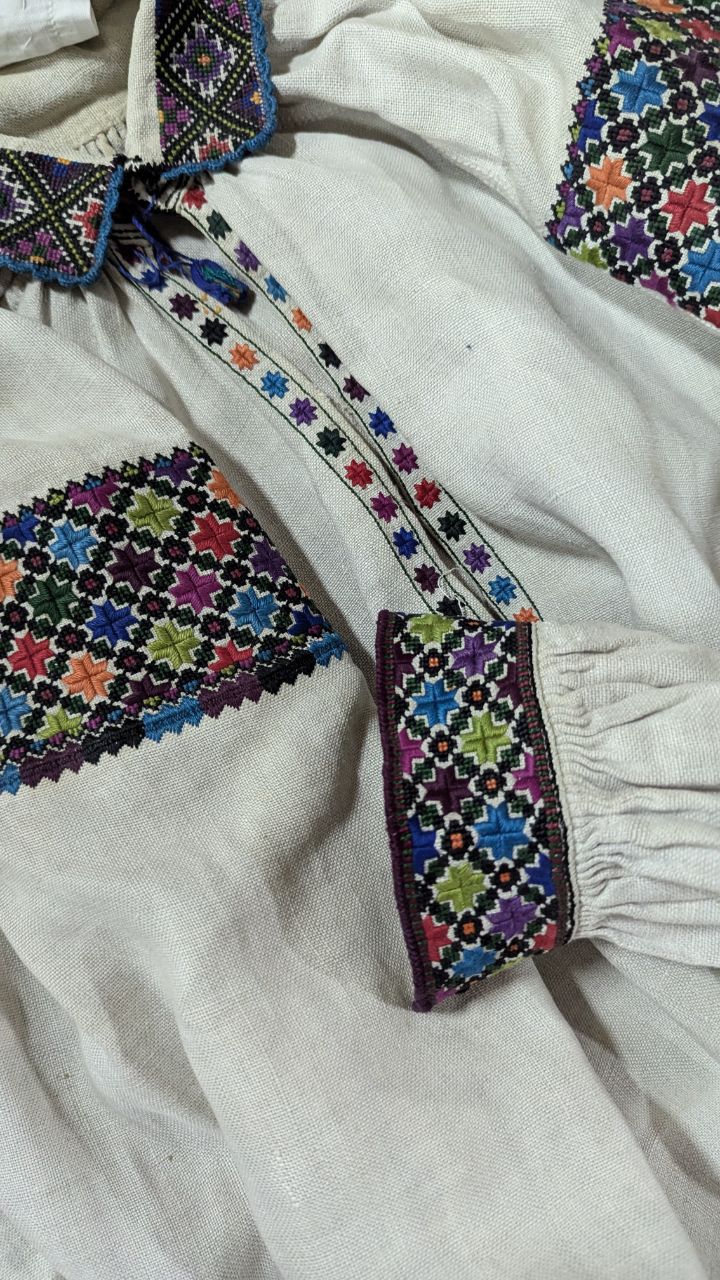 Вишиванка з музею "Берегиня" в Бурштині