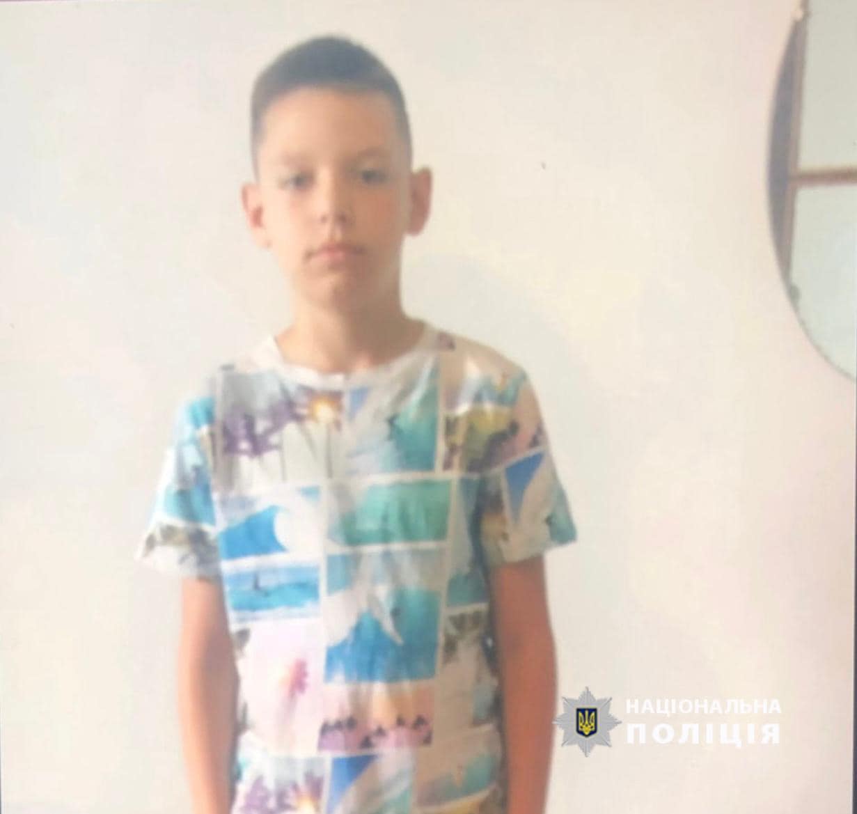 З собою хлопець мав темно-синій рюкзак