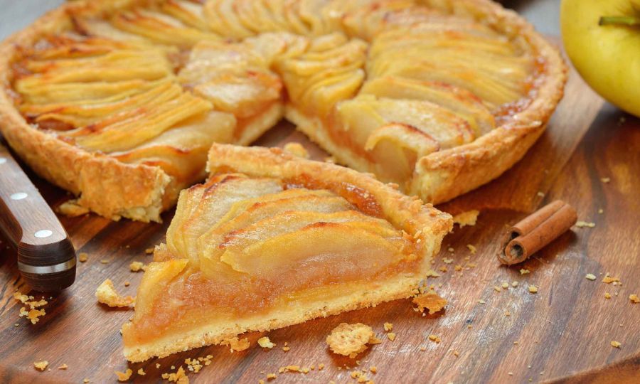 Перед тим, як подавати пиріг на стіл господиня рекомендує посипати цукровою пудрою