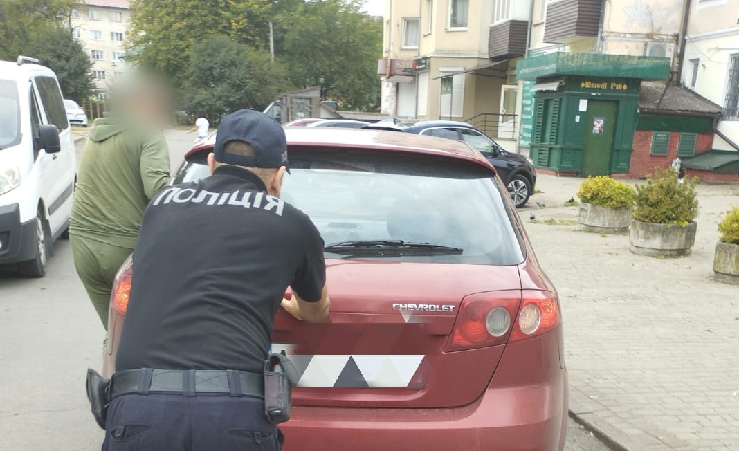 Зупинившись, поліцейські з’ясували, що сталась поломка авто
