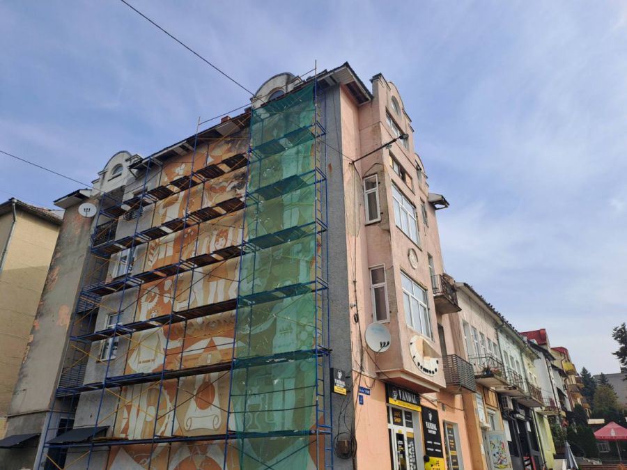 Через відсутність ринв та водостічних труб з даху стікає вода, яка руйнує стіни