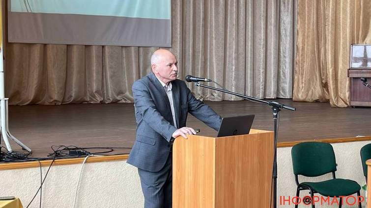 Після звільнення з посади директора Мирослав Граб працює вчителем у Коломийському ліцеї № 1