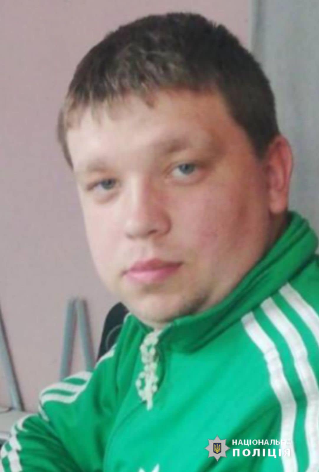 Чоловік був одягнений в сорочку синього кольору і в штани чорного кольору