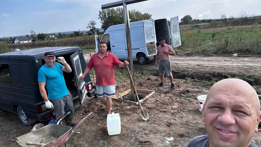Хрест, який закопали на новому місці, найближчим часом священники посвятять