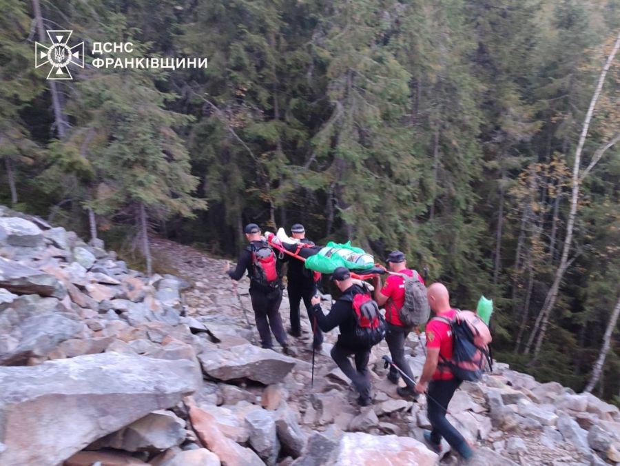 Рятувальники, прибувши до місця знаходження травмованої туристки, надали їй домедичну допомогу 