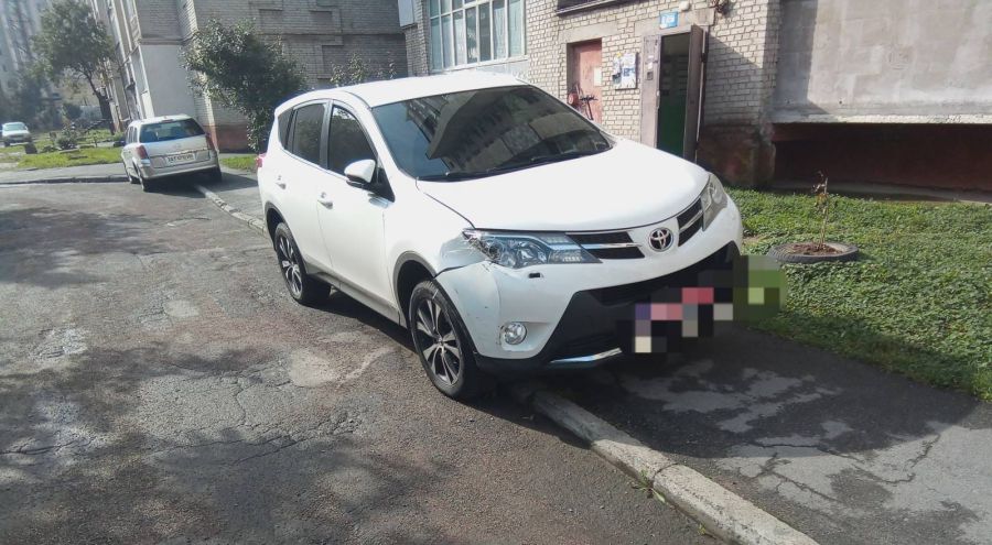 Розмір штрафу за паркування на місцях призначених для паркування з інвалідністю складає від 1020 до 1700 грн