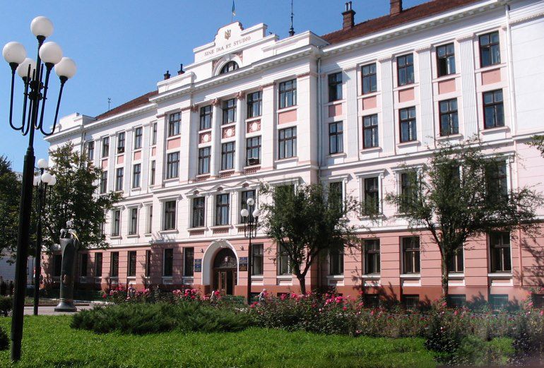 Замість цілодобового домашнього арешту зобов’язав підозрювану перебувати вдома лише у нічний час 