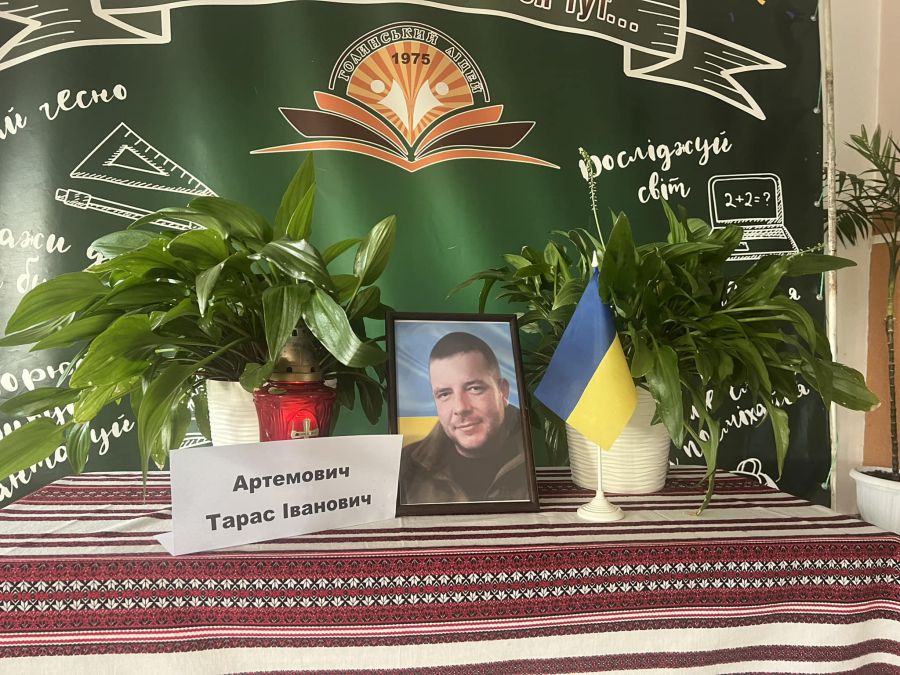 Захисника України вшанували у Голинському ліцеї, де навчається його син Артем. Фото: Радіон Прокопчук/Фейсбук