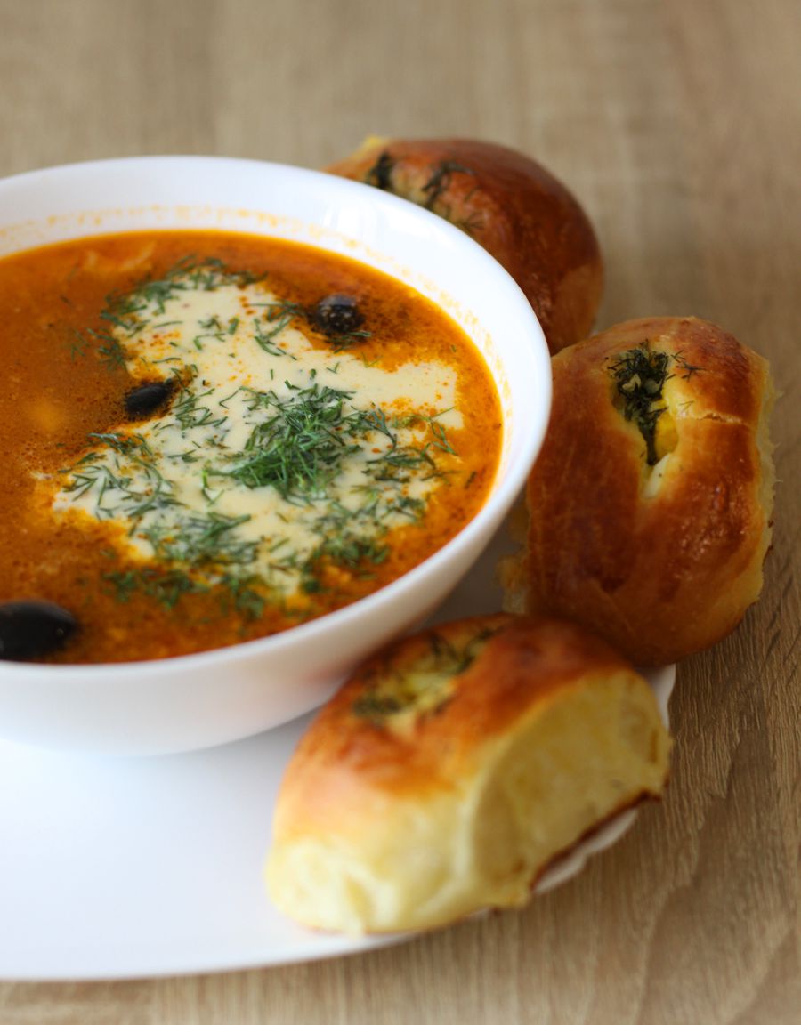 Додавати в тарілку кілька маслин без кістки, лимон, сметану та зелень