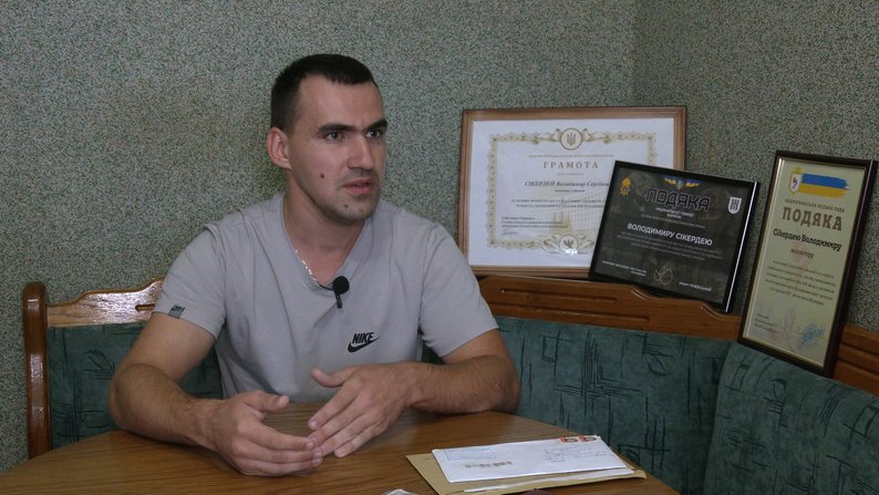 У Володимира Сікердея — ДЦП, від народження за ним доглядала мама. Він народився з вагою 1 кілограм 300 грамів