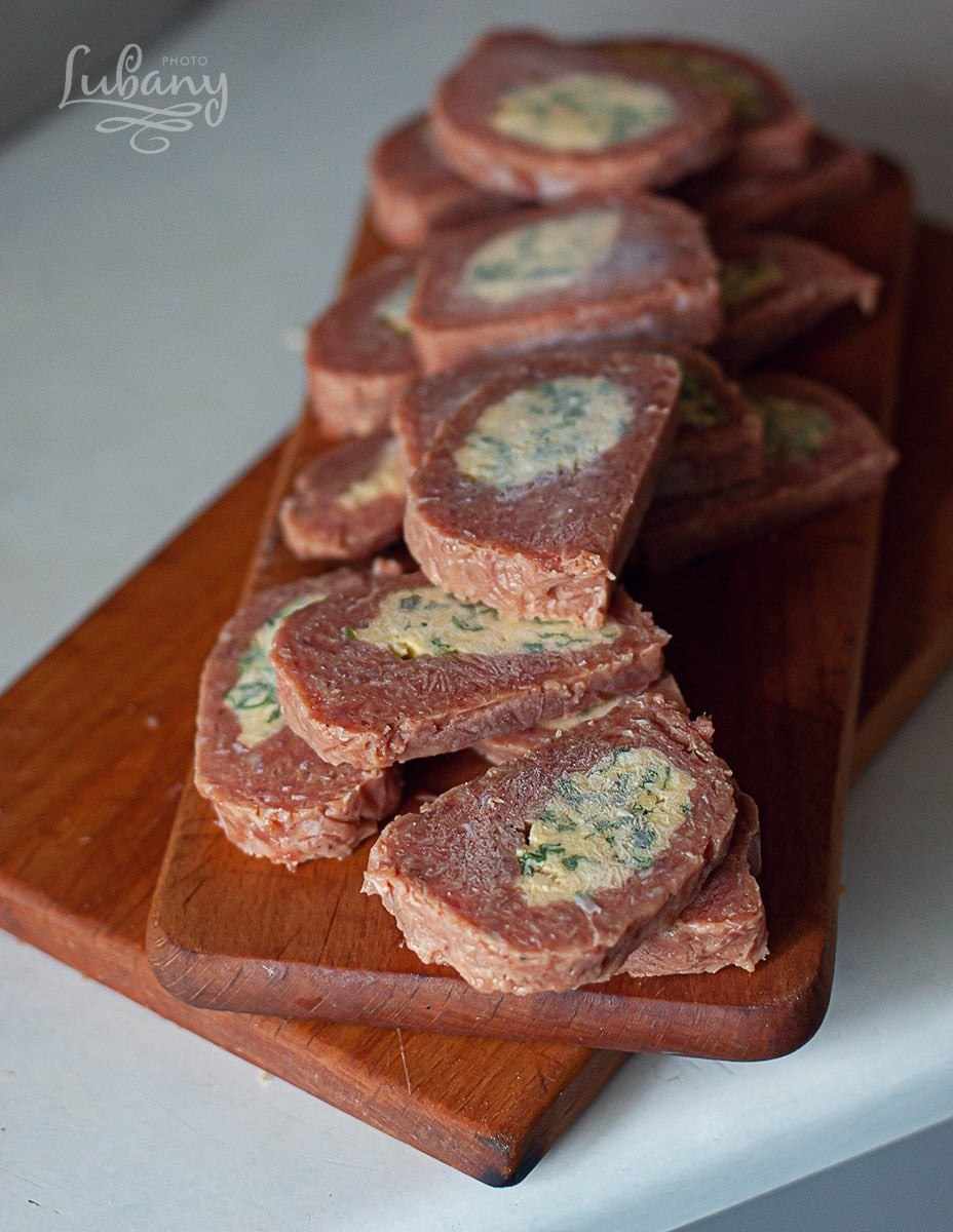 Підморожений рулет порізати гострим ножем, 2 см в ширину