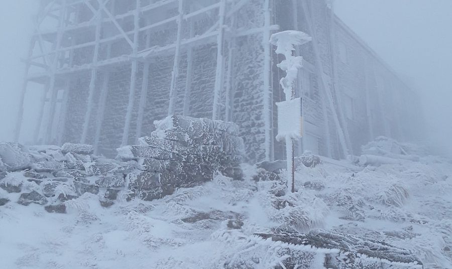 Засніжена вершина гори Піп Іван. Фото: Facebook/Чорногірський гірський пошуково-рятувальний пост