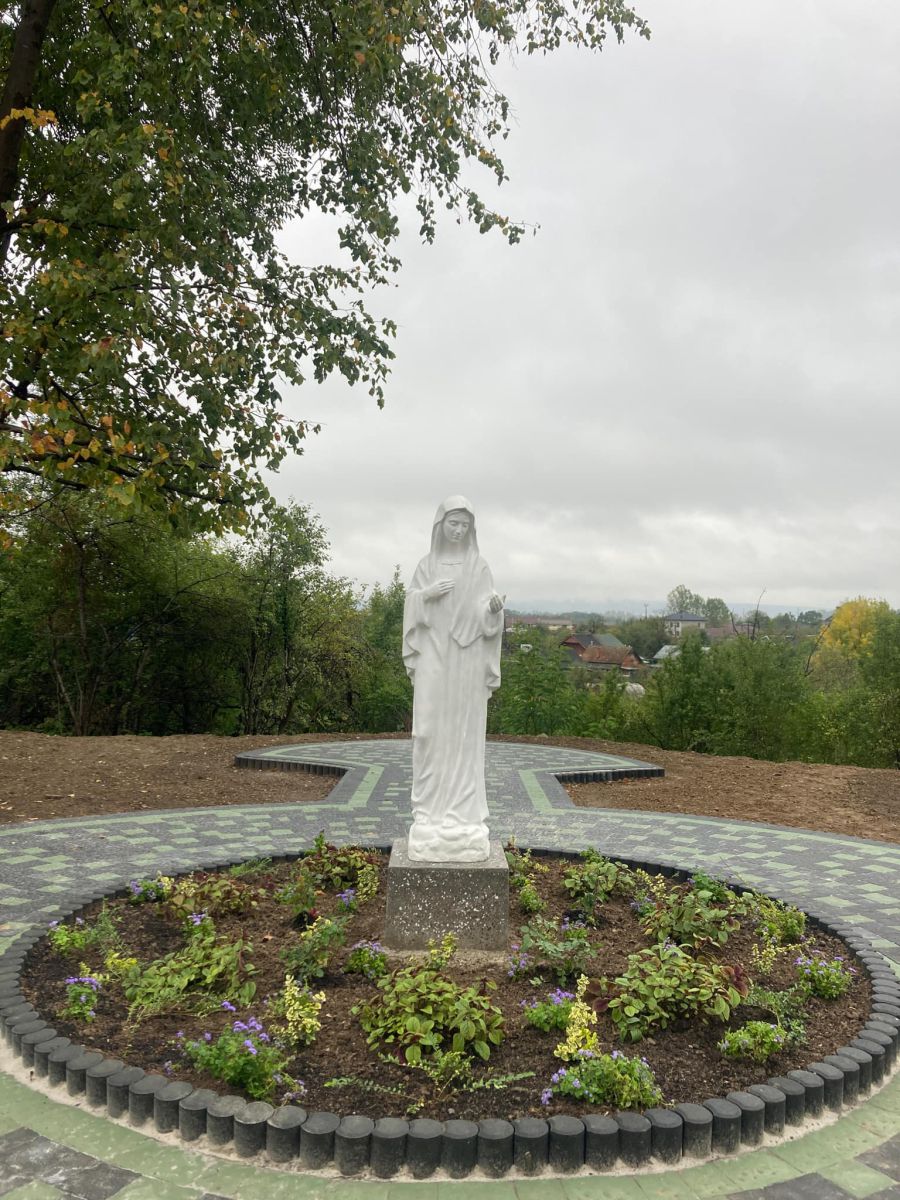 Біля статуї облаштували тротуарні доріжки для зручного пересування на інвалідних візках